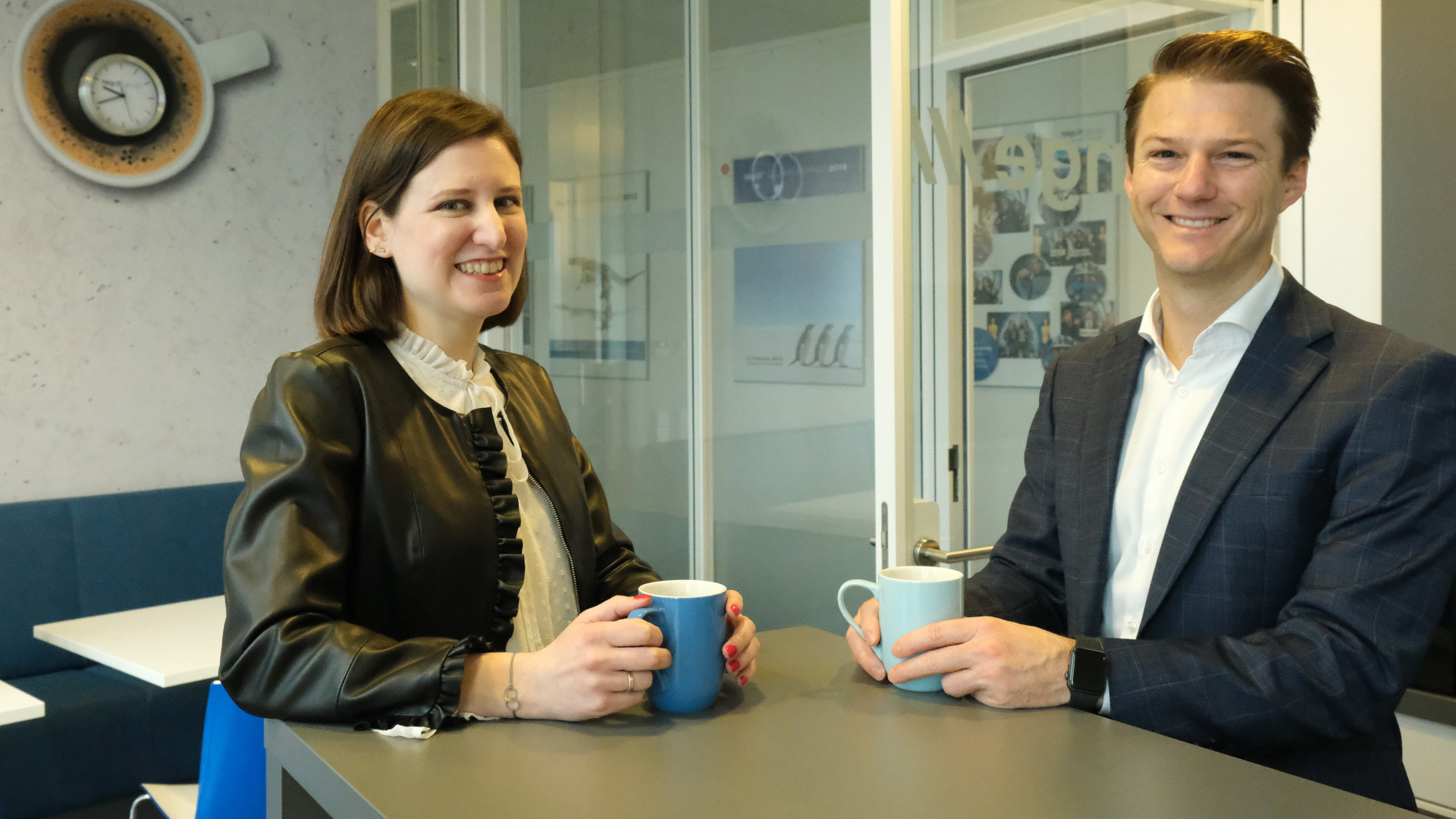 Sabrina Müsel und Andrew Thain beim Kaffee-Interview in der hkp/// group Küche in Frankfurt