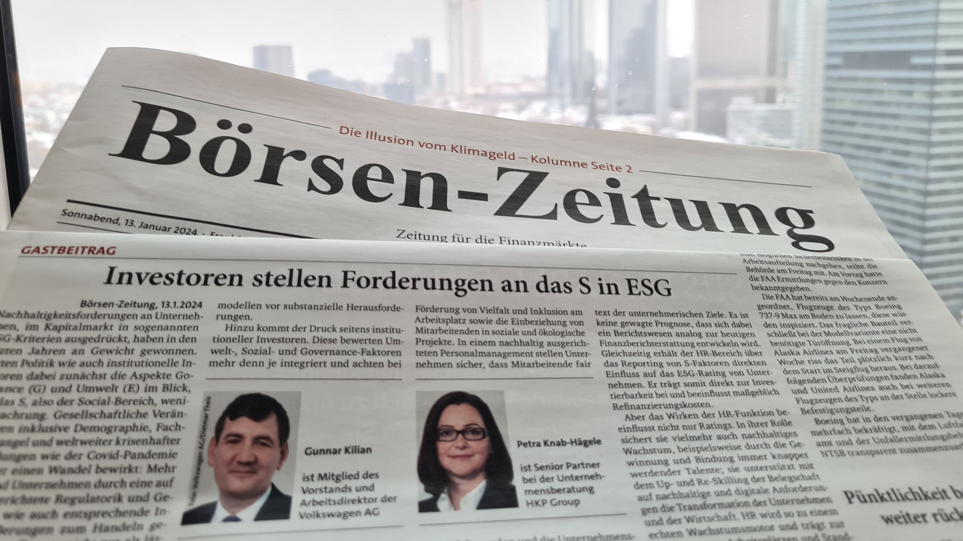 Die Print-Ausgabe der Börsen-Zeitung vom 13.01.2024 vor der Frankfurter Skyline. Zu lesende Überschrift: Investoren stellen Forderungen an das S in ESG.