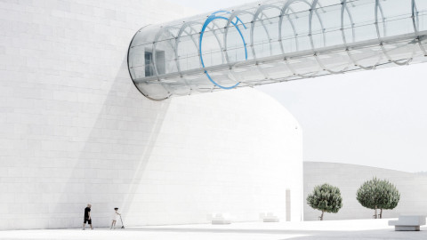 Weiße Wand mit futuristischer, gläserner Brücke: Konferenz-Visual "Corporate Governance im Spannungsfeld von Transformation & Nachhaltigkeit"