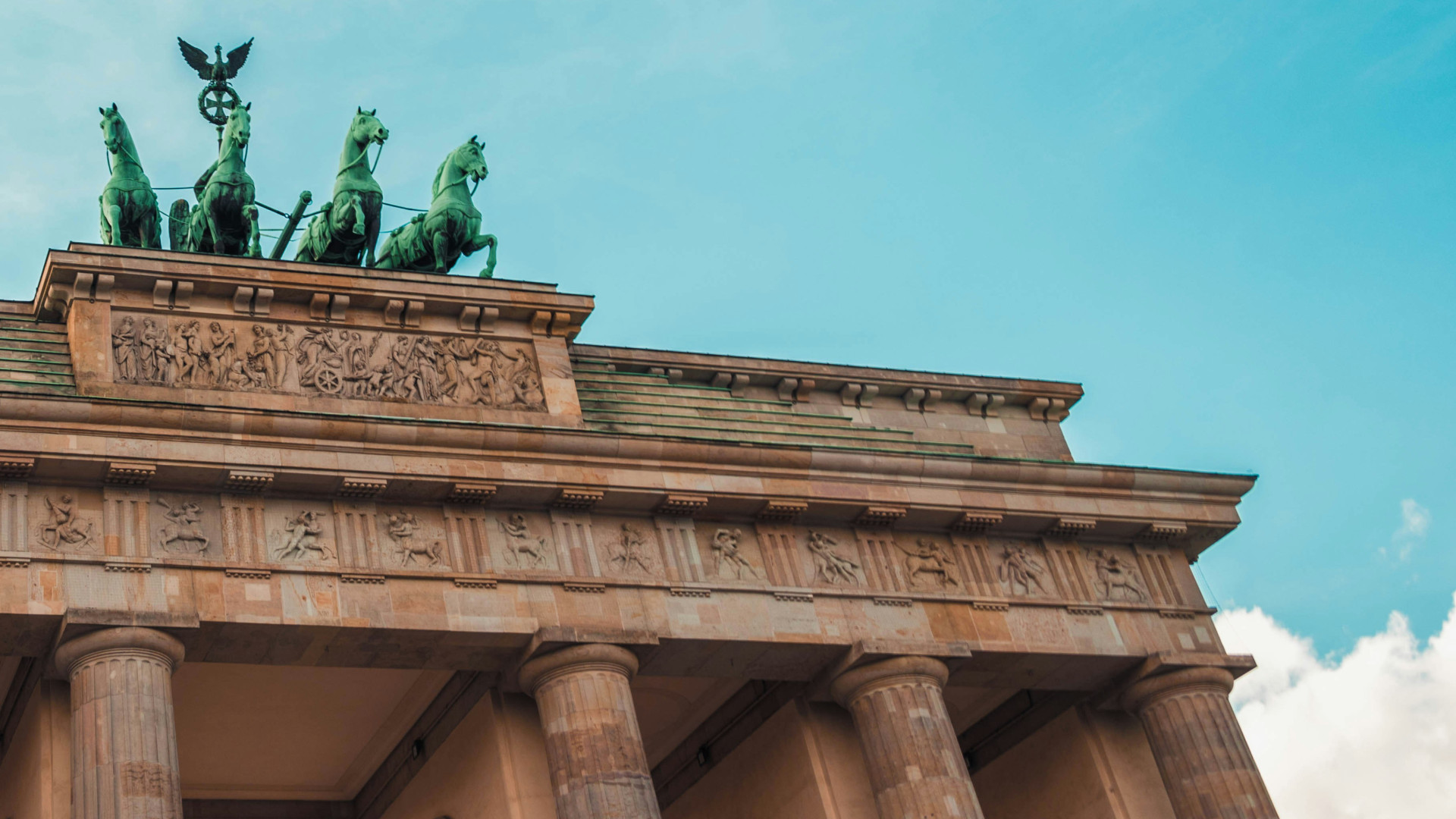 Das angeschnittene Brandenburger Tor vor blauem Himmel: Änderungen der Proxy Voting Guidelines von Glass Lewis für Deutschland.