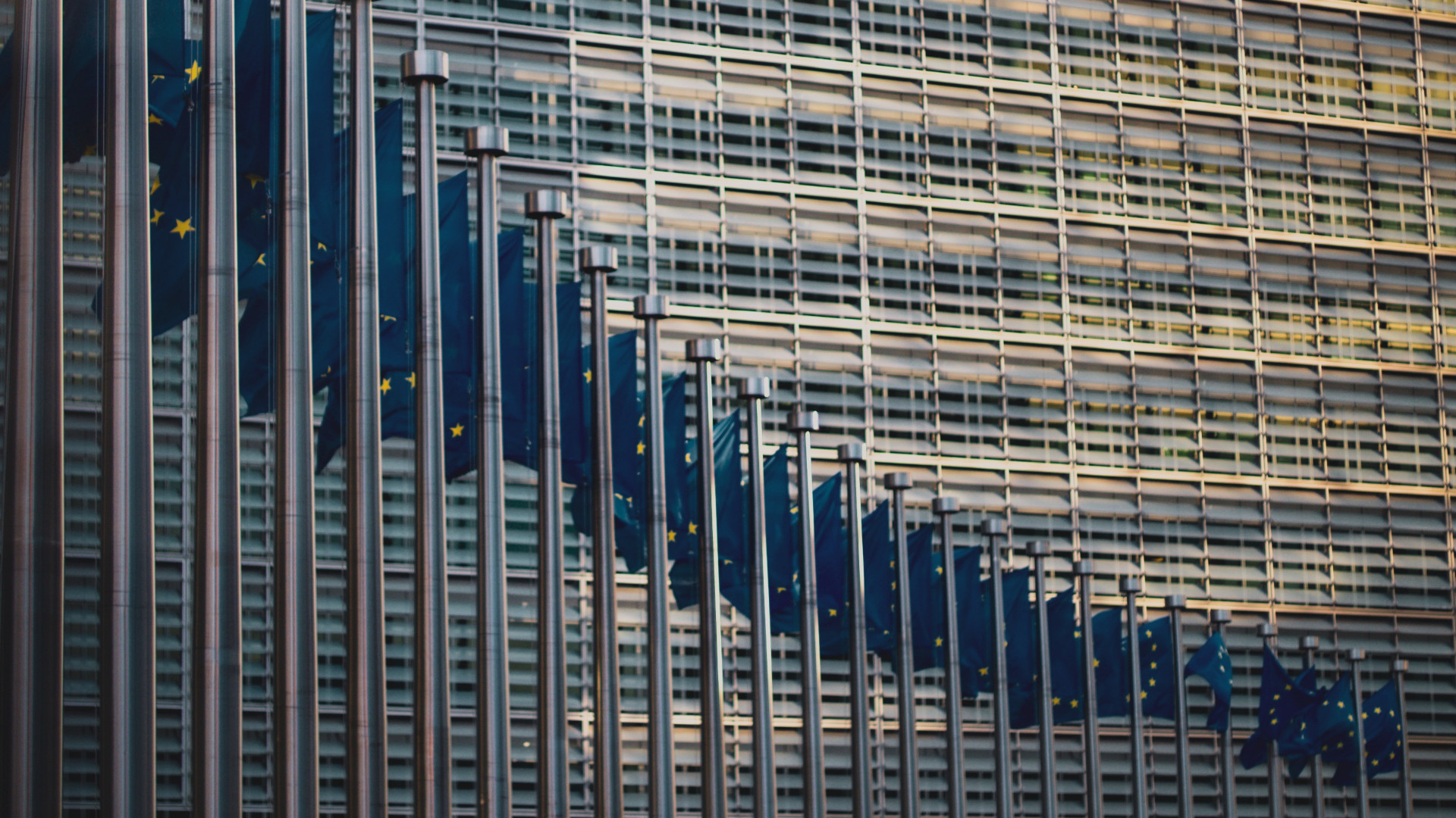 Europäische Fahnen vor dem SItz der EU-Kommissioni n Brüssel