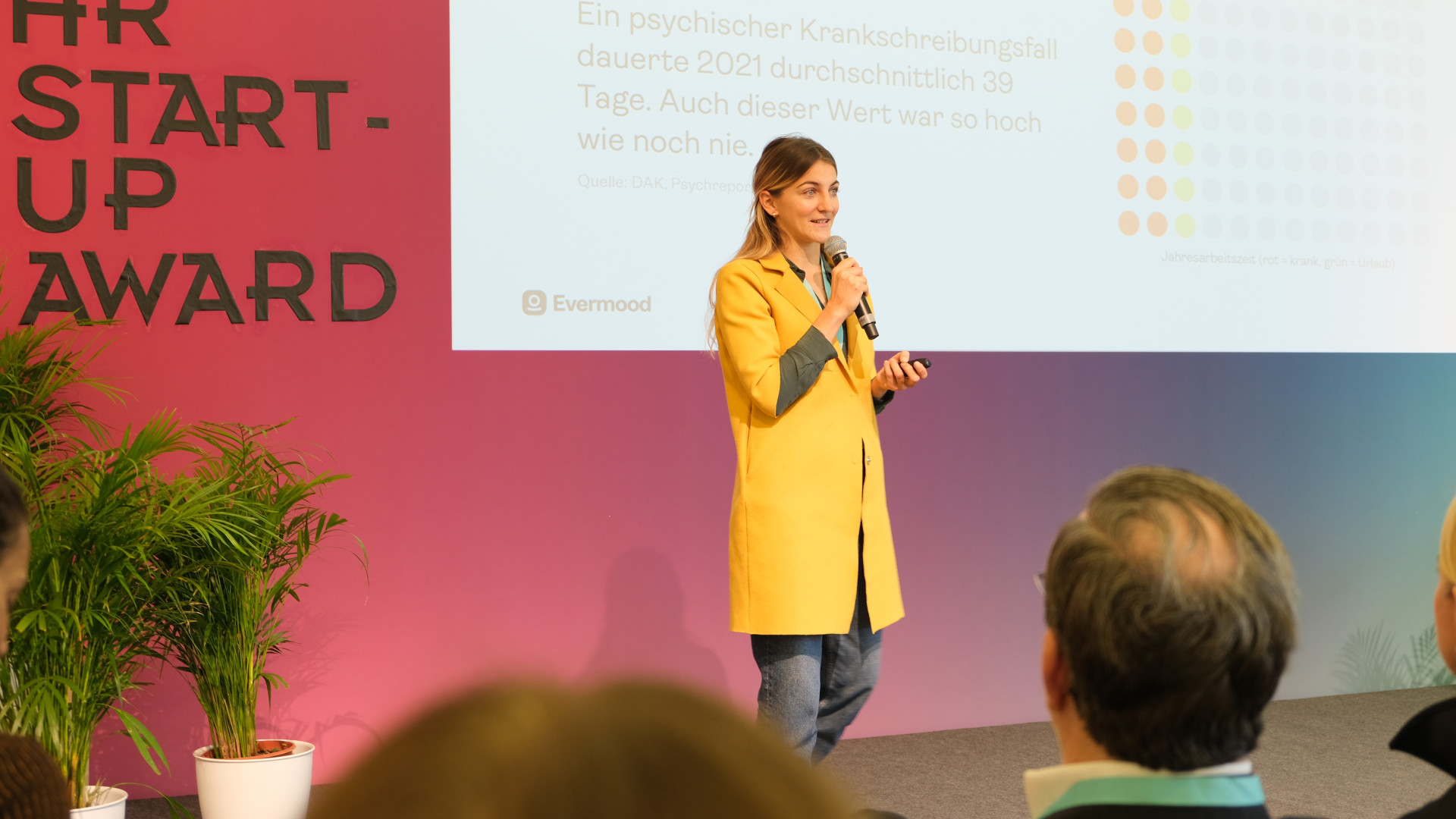 Lara von Petersdorff-Campen, Gründerin von Evermood, auf der Bühne des HR Start-up Awards 2022