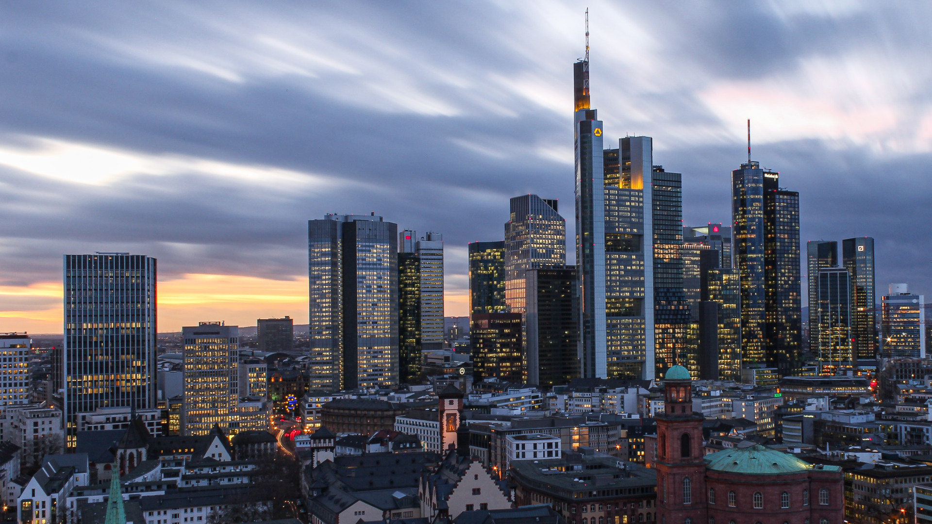 Die Skyline der Banken-Stadt Frankfurt: Welchen Einfluss haben und hatten die Krisen auf die wirtschaftliche Entwicklung und die Vergütungsstrukturen von Deutschlands Top-Banken?