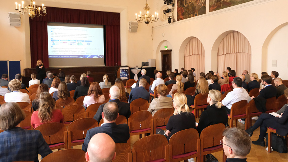 How can data be used effectively in human resources management? hkp// group Senior Partner Petra Knab-Hägele speaks to a large audience in the historic Scholastika hall of the University Munich.